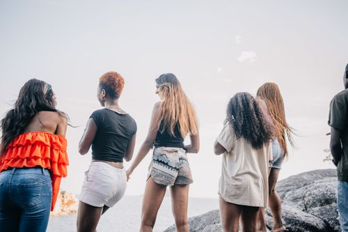 Free A group of diverse friends enjoying a summer day on the beach, showing camaraderie and leisure. Stock Photo