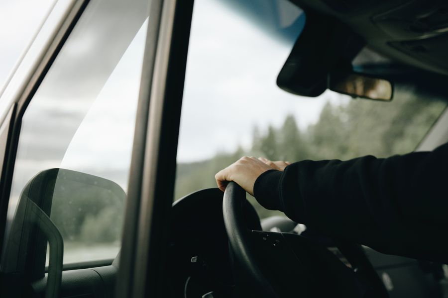 Interieur van de taxi tijdens een rit
