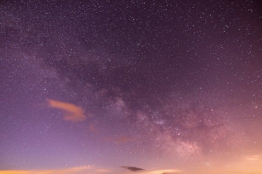 夜空中布满星星的迷人景色展现了银河系的壮丽