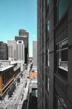 丹佛市中心拥有充满活力的城市景观，其特色是现代化的摩天大楼和繁华的街道