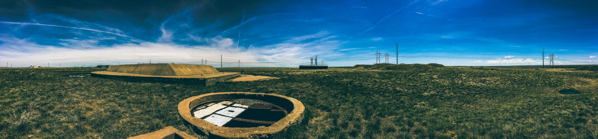 Un cohete balístico se eleva entre humo en un campo de lanzamiento