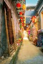 苏州的传统小巷色彩缤纷，挂着灯笼，展现了当地的建筑和文化