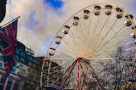 英国大伦敦一座高耸的摩天轮上挂着英国国旗