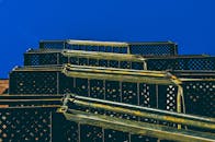 生锈的金属防火梯设计复杂，映衬着充满活力的蓝天