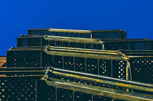 生锈的金属防火梯设计复杂，映衬着充满活力的蓝天