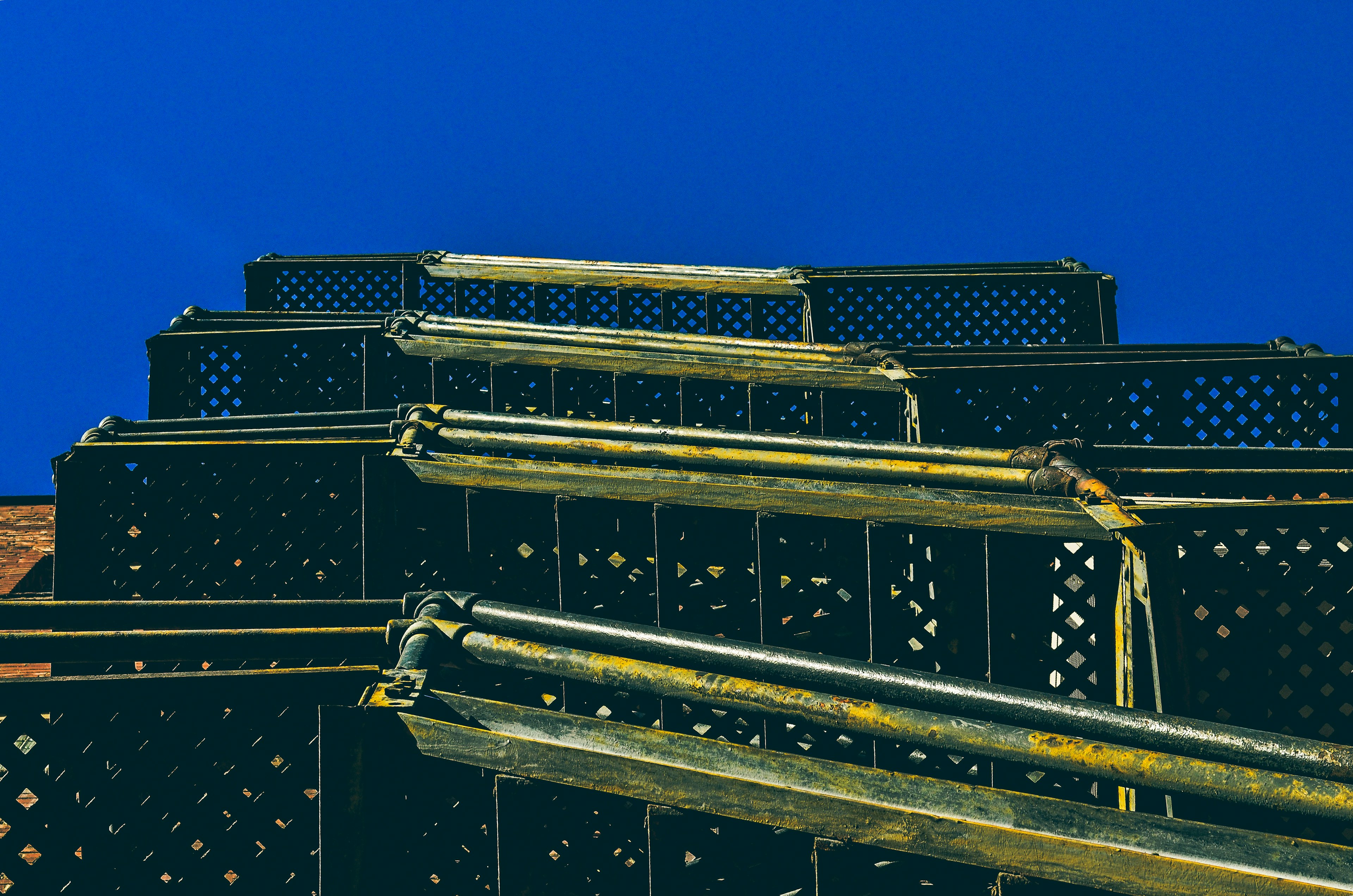 【2025年12月更新】収入保障保険 ラダー設計|定期重ねで谷を埋める3手順