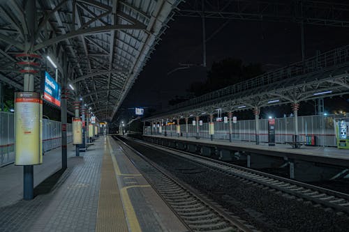Darmowe zdjęcie z galerii z dworzec kolejowy, kolej, noc