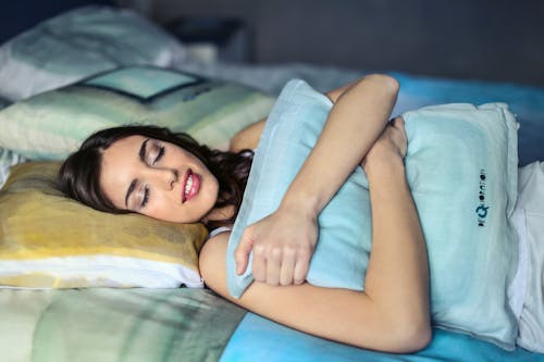 Foto Van Een Vrouw Die Een Blauw Kussen Knuffelt