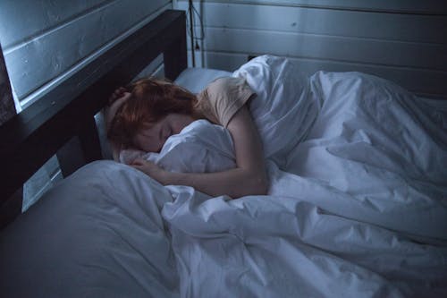 免费 女人睡觉 素材图片