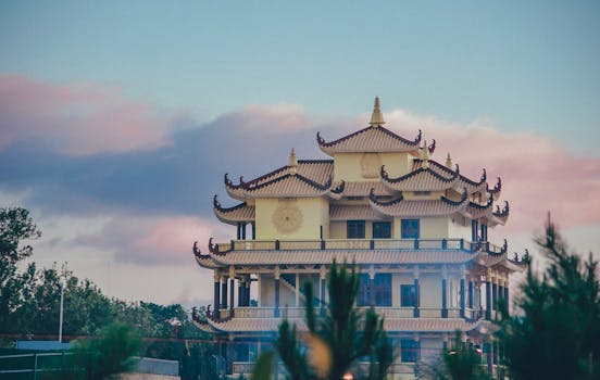 日落时分，一座传统的亚洲寺庙屋顶设计华丽，绿树成荫