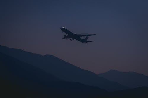 Gratis Silueta De Avión Durante La Noche Foto de stock