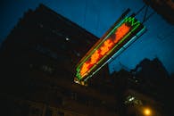 九楼建筑上的霓虹灯在夜间点亮，展现着城市的活力