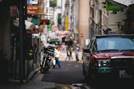 捕捉香港岛热闹街道上商店和出租车中城市生活的动态本质