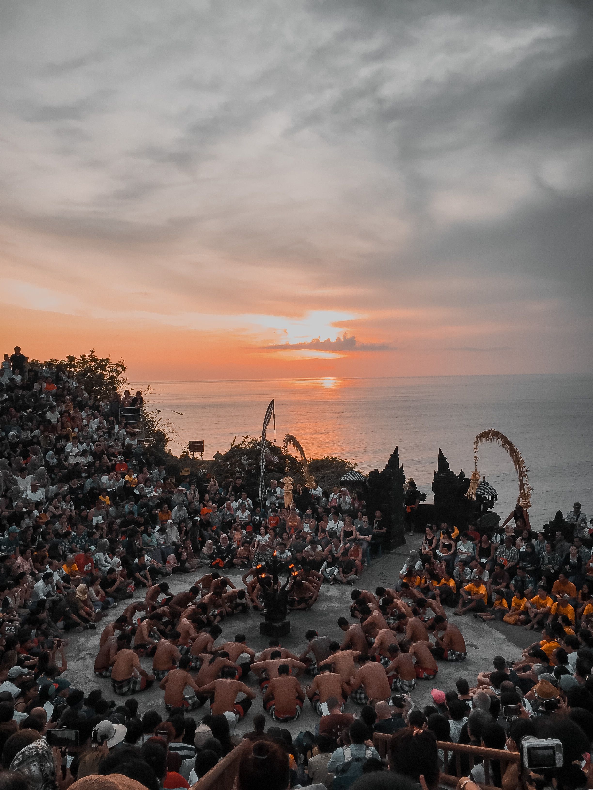 乌鲁瓦图寺的 Kecak 火舞表演，巴厘岛