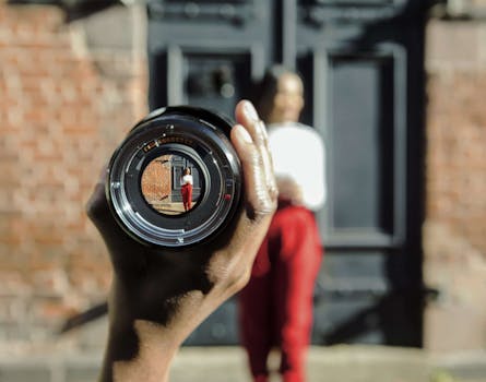 在城市背景下，用相机镜头捕捉一名女性的独特照片
