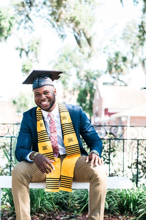 Foto Di Uomo Che Indossa Il Cappello Di Laurea