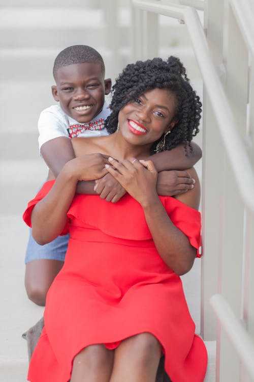 Foto De Boy Hugging His Mom