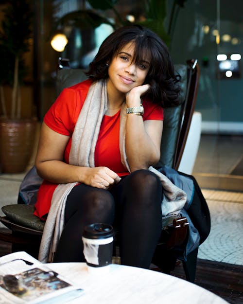 бесплатная Фотография женщины, сидящей на стуле Стоковое фото