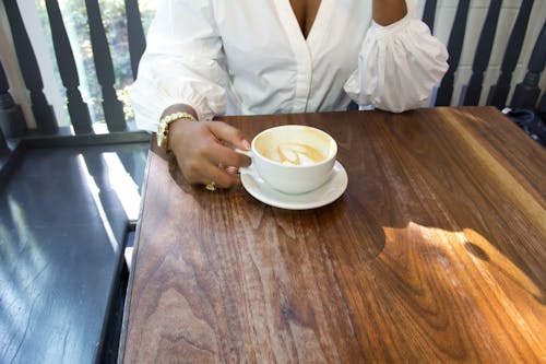 Foto De Persona Sosteniendo Una Taza De Café