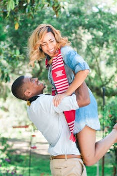 夏天，幸福的情侣在公园里玩乐，拥抱欢乐和爱