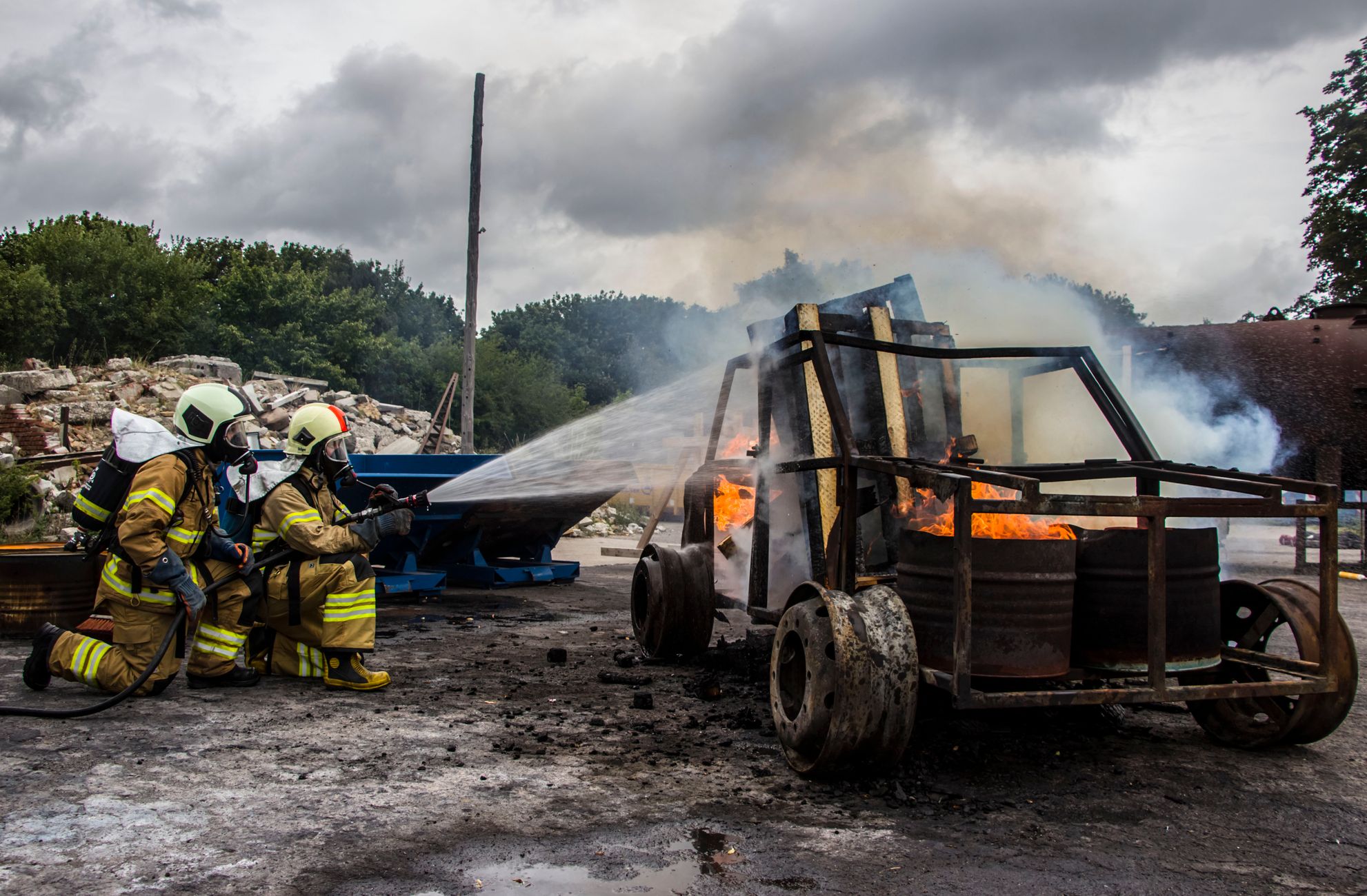 Eigenaar autospuiterij gewond bij brand in Hilversum