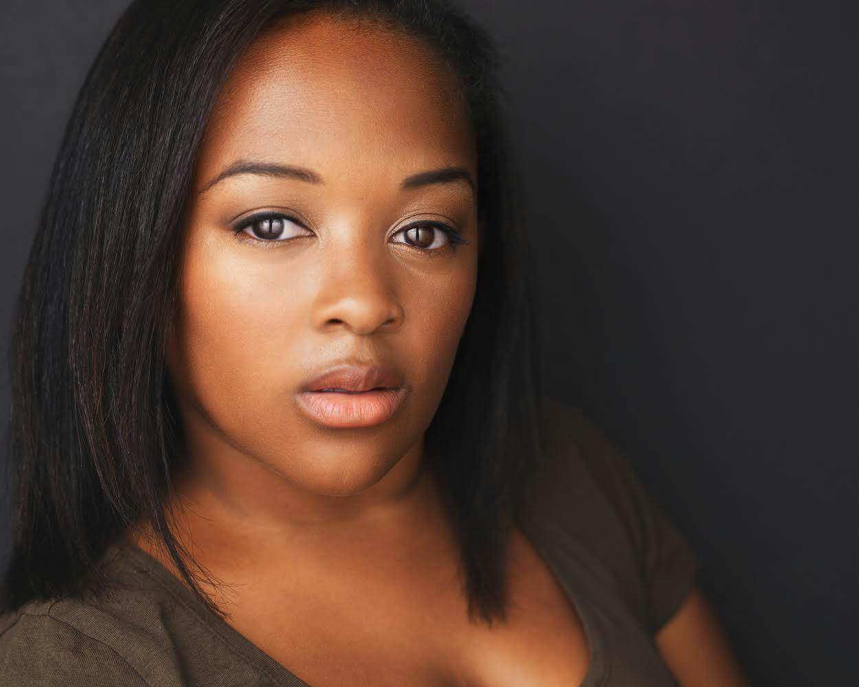 Kostenlos Schöne Frau, Die Dunkles Hemd Trägt Stock-Foto