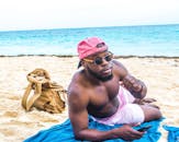 一个男人在热带海滩上享受阳光明媚的一天，享受放松