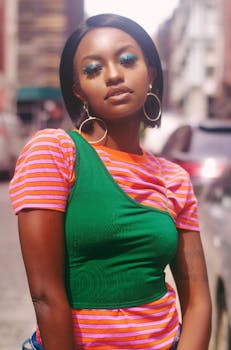 城市环境中，一位化着眼妆的时尚年轻女性充满活力的肖像