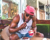 男子在室内享用冰淇淋和蛋糕，展现了休闲餐饮与生活方式