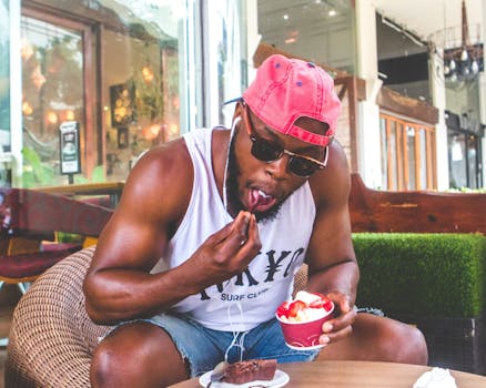 男子在室内享用冰淇淋和蛋糕，展现了休闲餐饮与生活方式