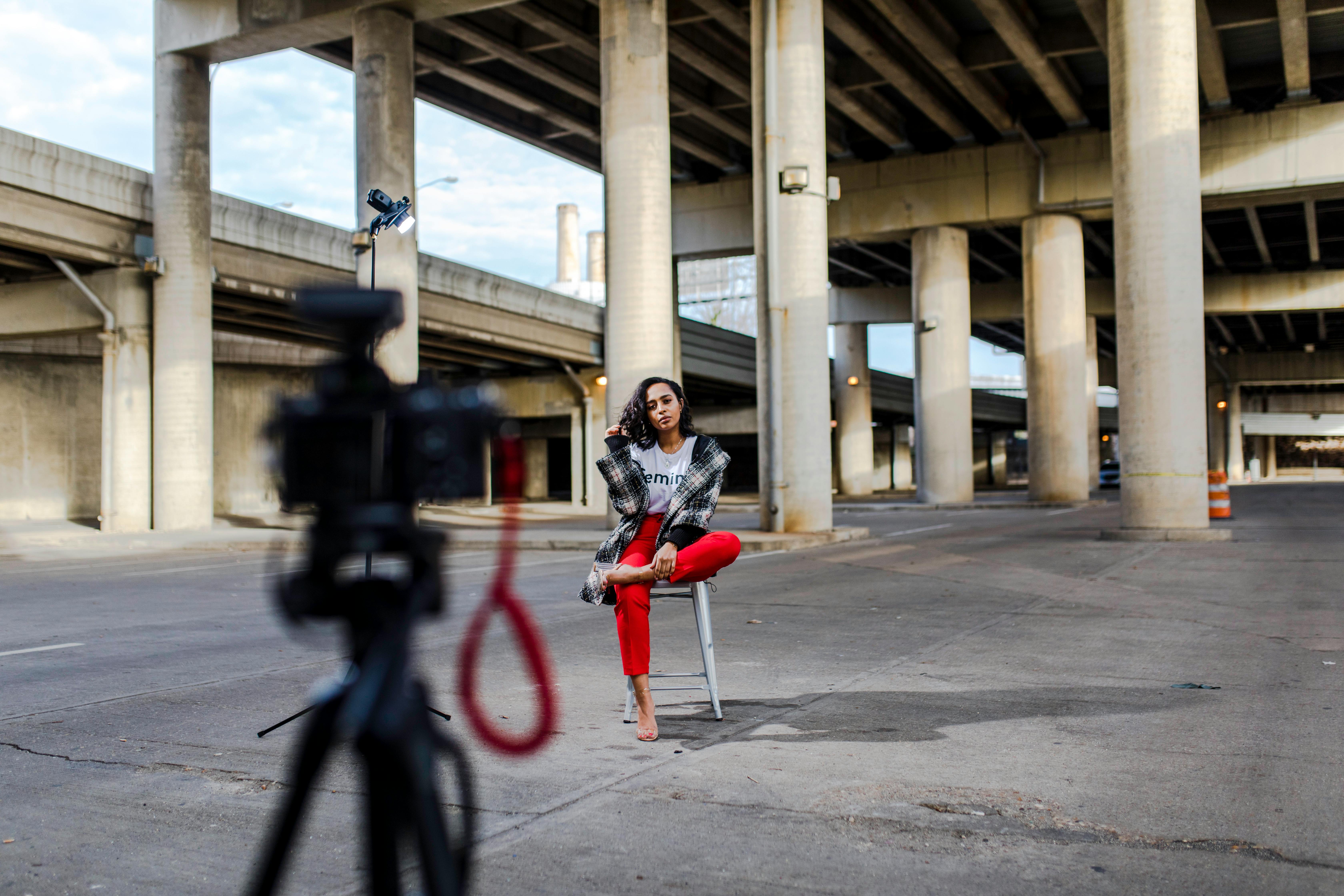 一名女子白天在高速公路立交桥下摆姿势的肖像