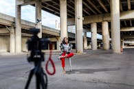 一名女子白天在高速公路立交桥下摆姿势的肖像