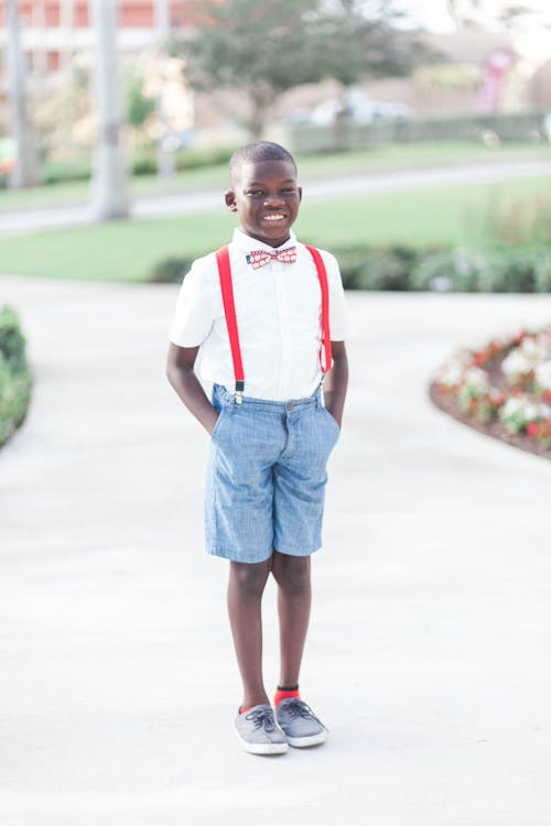 Gratis Anak Laki Laki Mengenakan Kemeja Kancing Putih Dan Celana Pendek Denim Biru Foto Stok