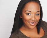 一位年轻女子面带自信的微笑，妆容自然