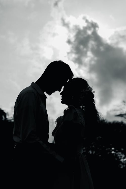 Free Silhouette of a Romantic Couple Stock Photo