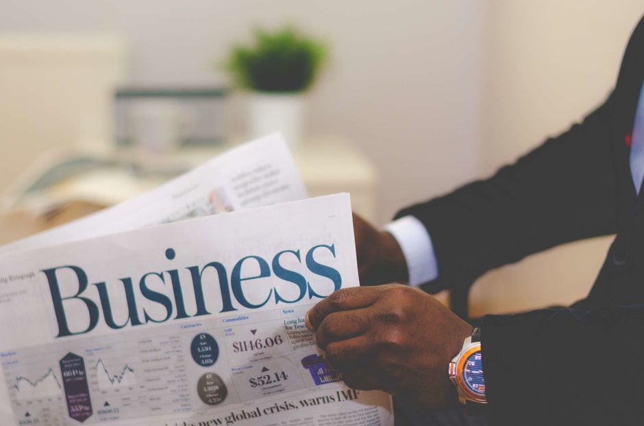 Ekonomi haberi okuyan iş insanı