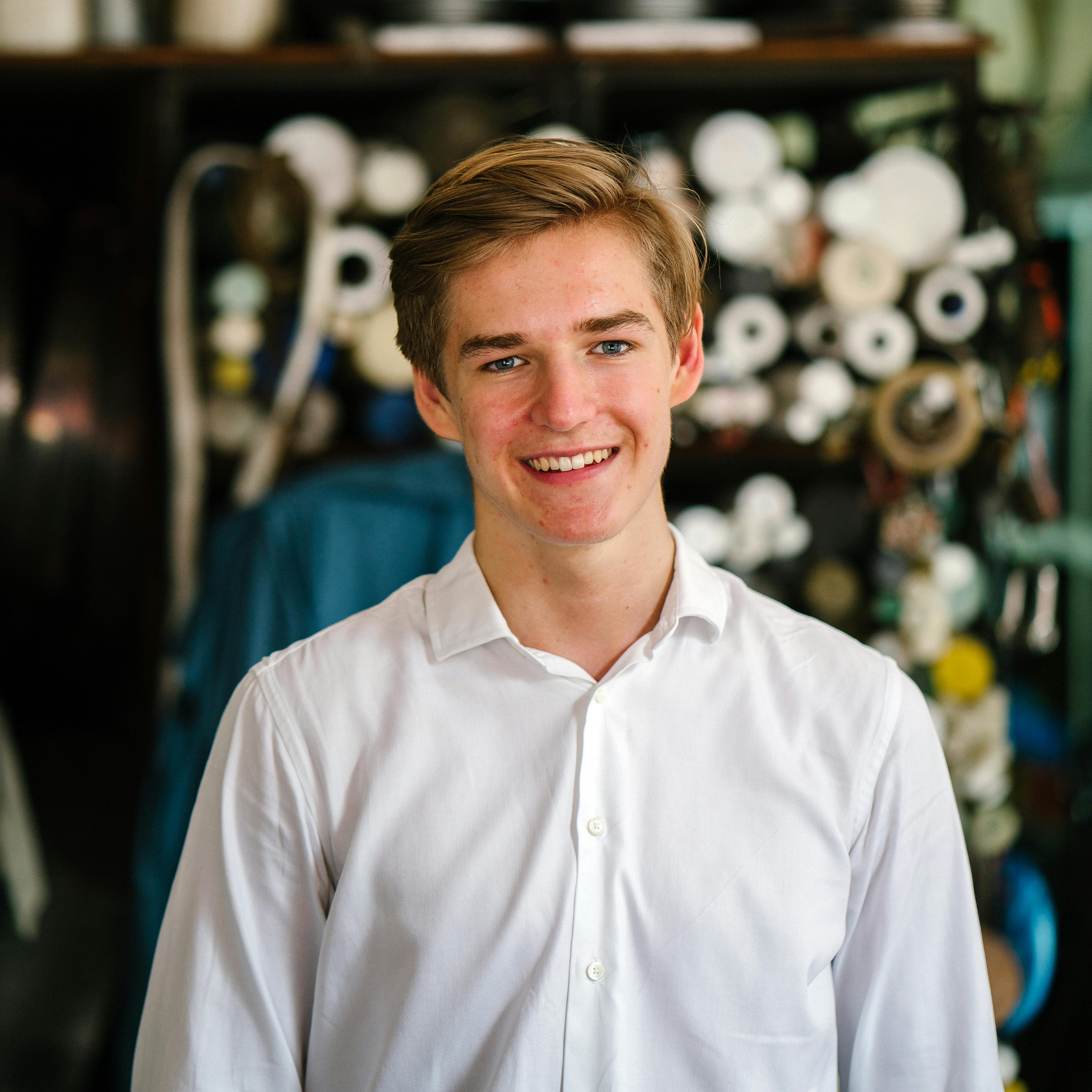 Young man smiling | Photo: Pexels