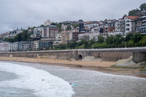 Бесплатное стоковое фото с берег моря, береговая линия, здания
