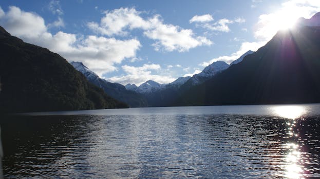 新西兰峡湾国家公园内，宁静的湖泊映衬着白雪皑皑的山脉，景色令人惊叹