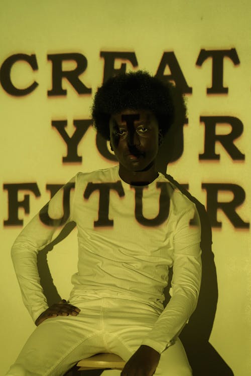 adam, Afro, batı yazısı içeren Ücretsiz stok fotoğraf
