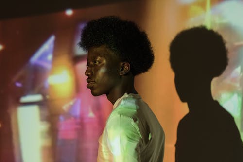 Základová fotografie zdarma na téma afro vlasy, černoch, pohled zboku