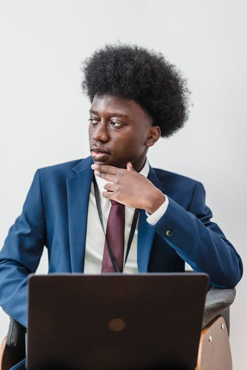 Gratis lagerfoto af afro hår, afroamerikansk, bærbar computer