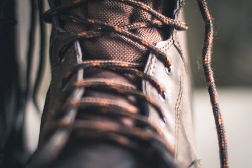бесплатная Крупным планом фото коричневых ботинок на шнуровке Стоковое фото