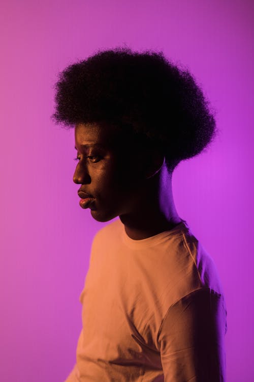 Photos gratuites de à contre-jour, cheveux afro, fond violet