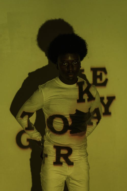 Foto profissional grátis de cabelo afro, camisa branca, cartas