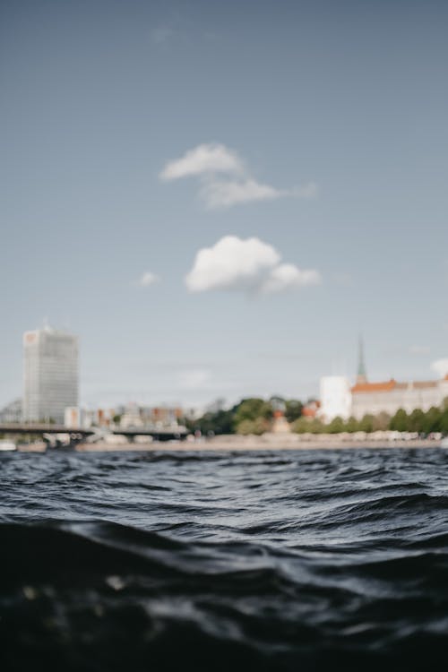 Kostnadsfri bild av blå himmel, byggnader, moln