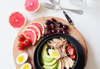 Assiette de fruits et légumes variés, comparatif des méthodes de régime équilibré