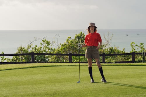 ayakta, çim, golf içeren Ücretsiz stok fotoğraf