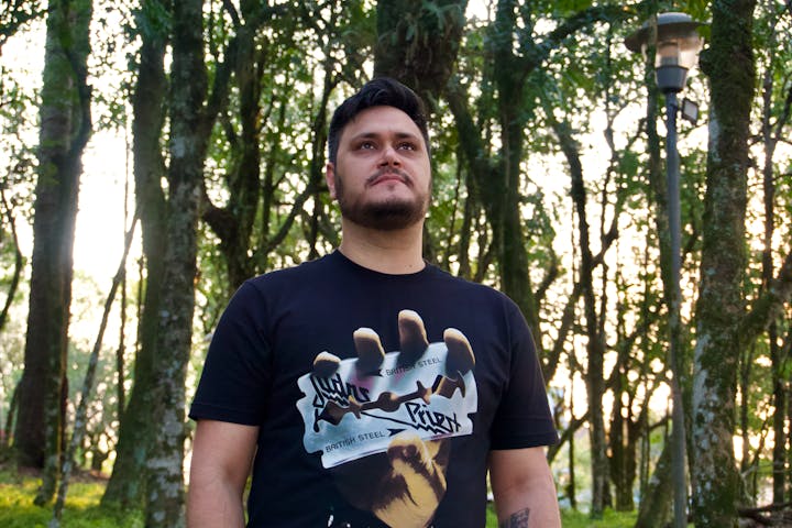 camiseta-preta-homem-metal-fundo-da-natureza