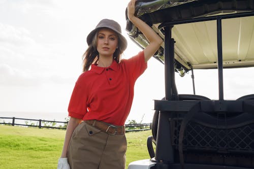 Ücretsiz ayakta, çim, Golf arabası içeren Ücretsiz stok fotoğraf Stok Fotoğraflar
